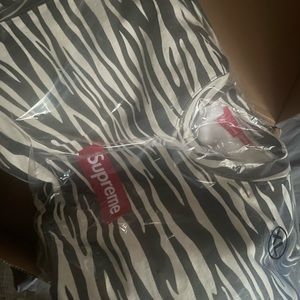 Authentic Men’s XL Supreme crew neck sweat shirt